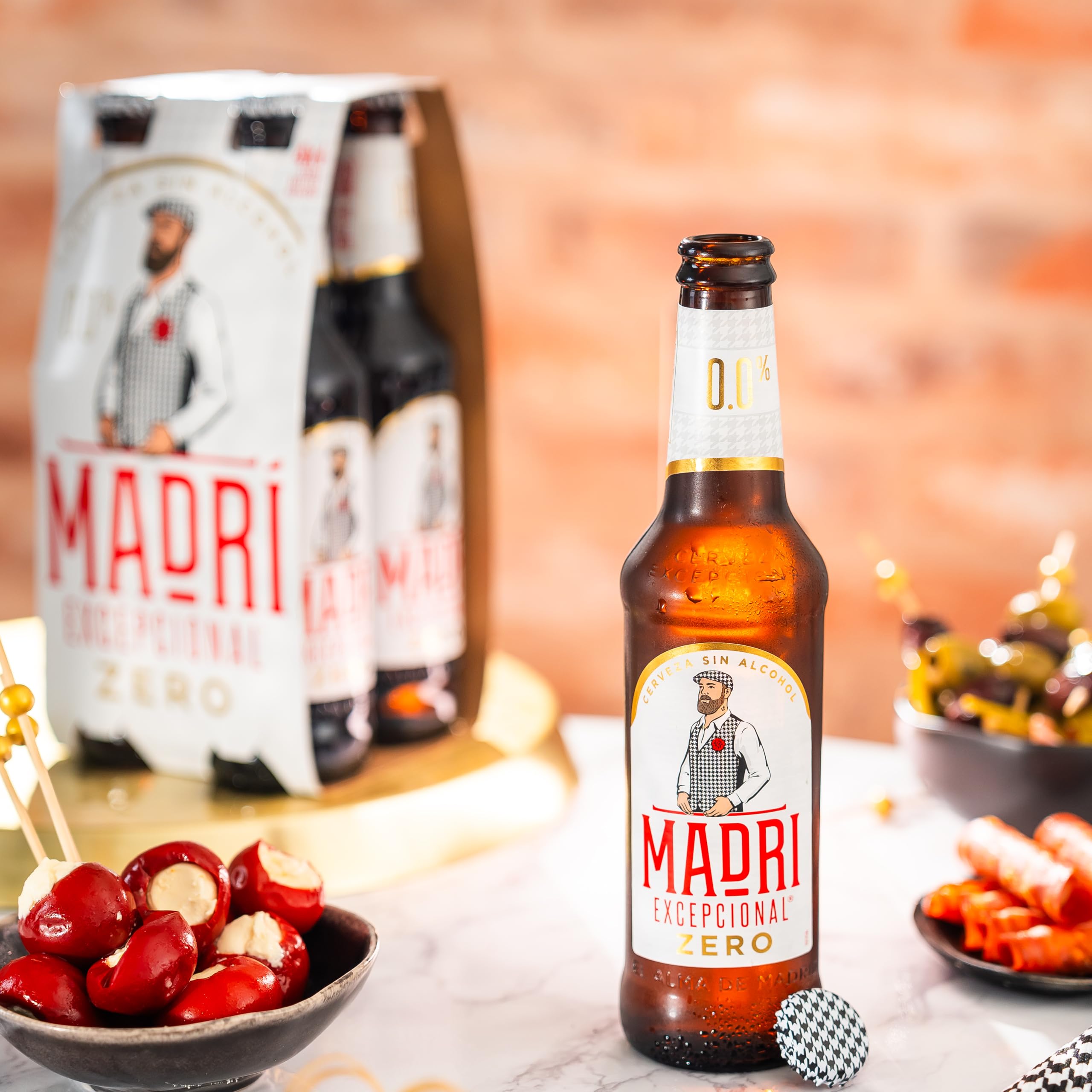 Madri Excepcional 0.0% alcohol-free beer bottle with snacks.